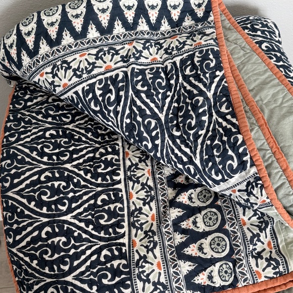 Pottery Barn Full/Queen Quilt and Standard Shams - Picture 3 of 13